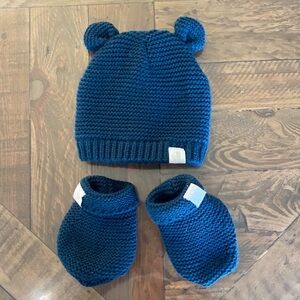 Navy fleece baby Beenie and sock set.